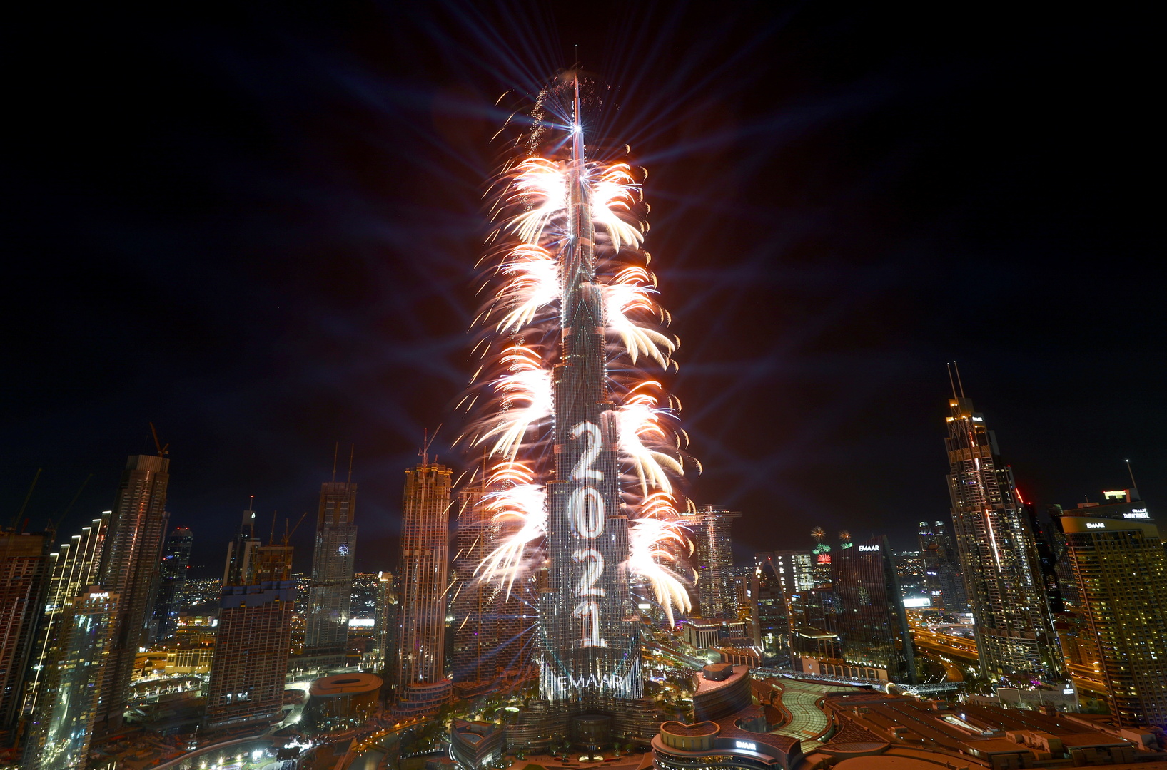 الإمارات تحطم رقمين قياسيين عالميين بعروض ضخمة للألعاب النارية (فيديو+صور)