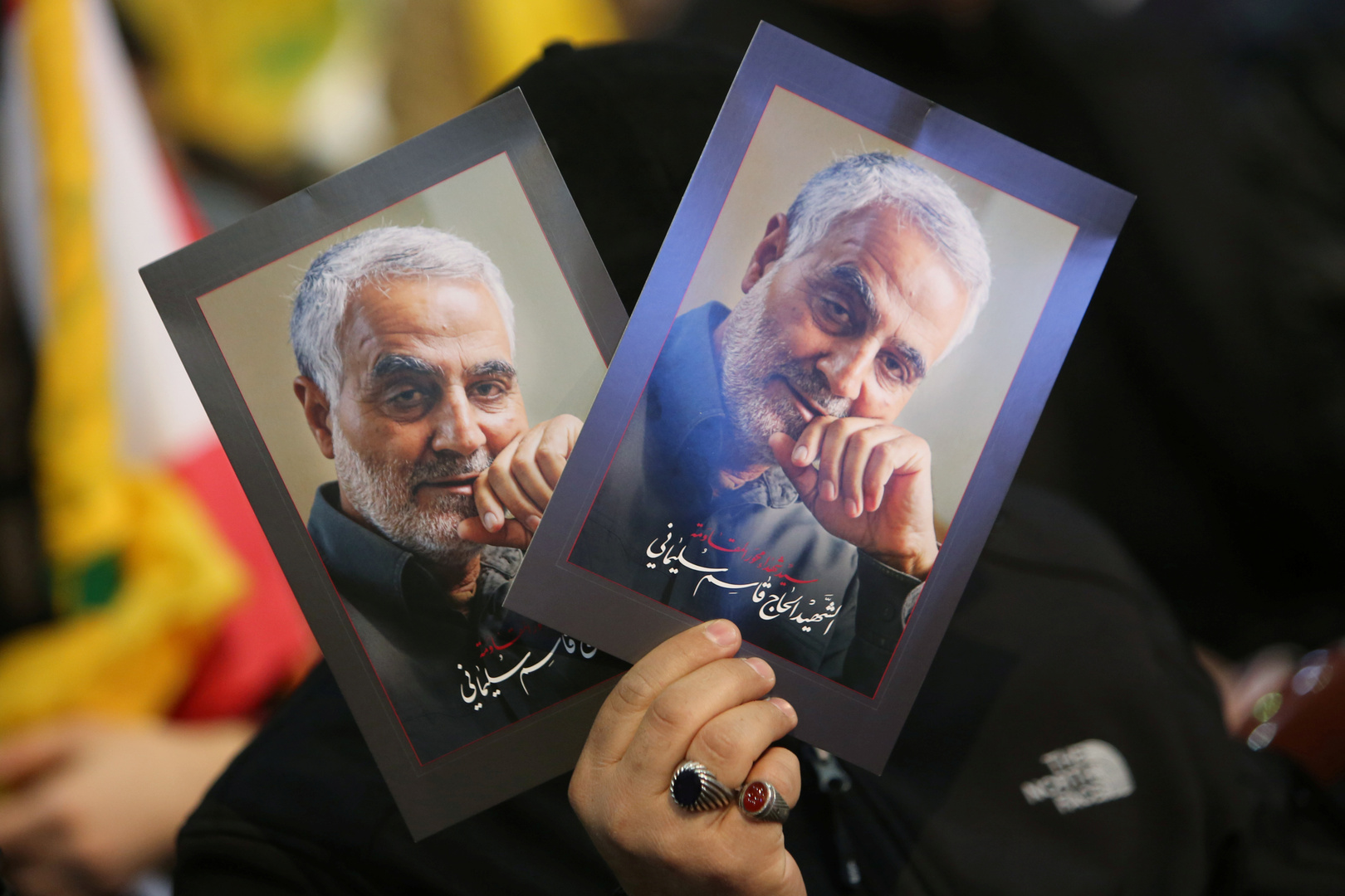 الرئيس الإيراني يزيح الستار عن طابع تذكاري خاص لقاسم سليماني