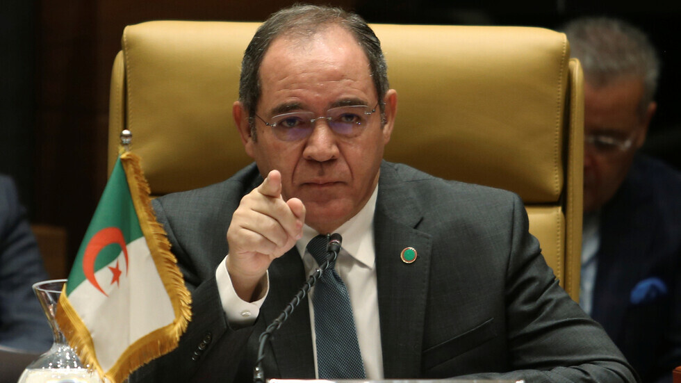 وزير الخارجية الجزائري: بلادنا قوية ولن يخيفنا أحد