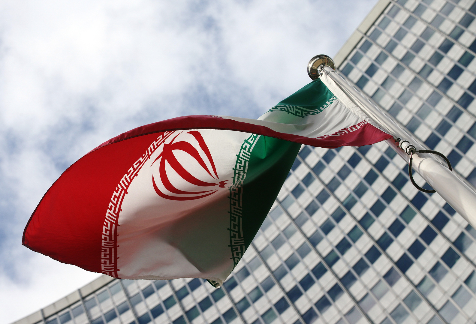 مشروع قانون ملزم أمام البرلمان الإيراني يحدد 