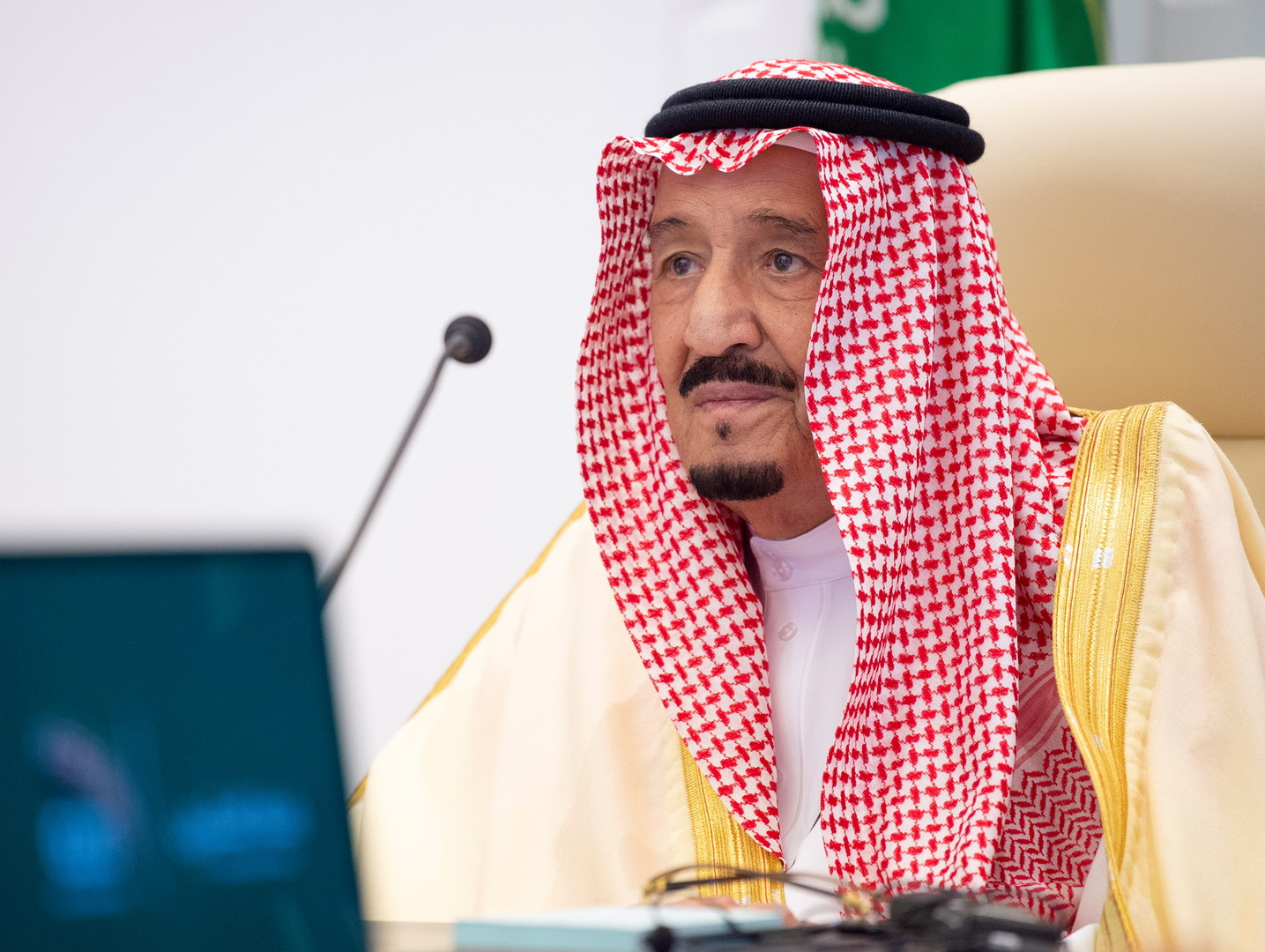 الملك سلمان يغيب عن قمة المصالحة الخليجية والمغردون يعلقون