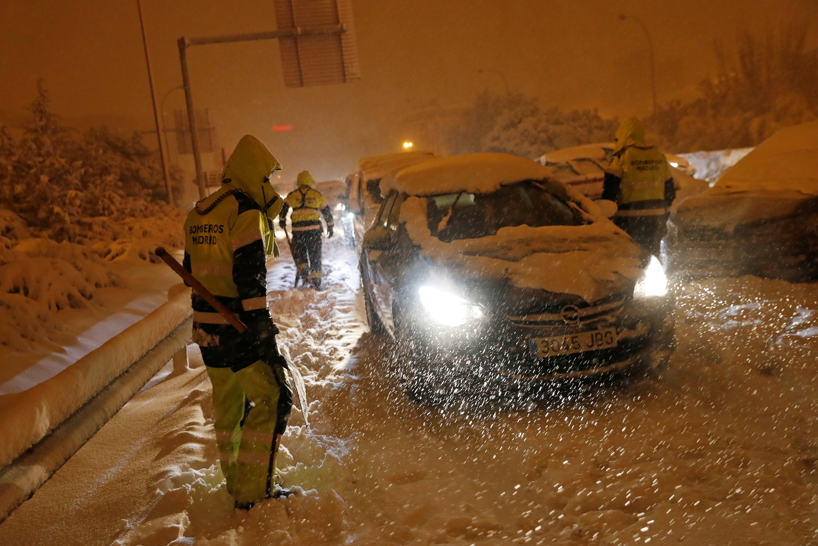 العاصفة الثلجية في إسبانيا تتسبب بمصرع شخصين واحتجاز العديد في سياراتهم