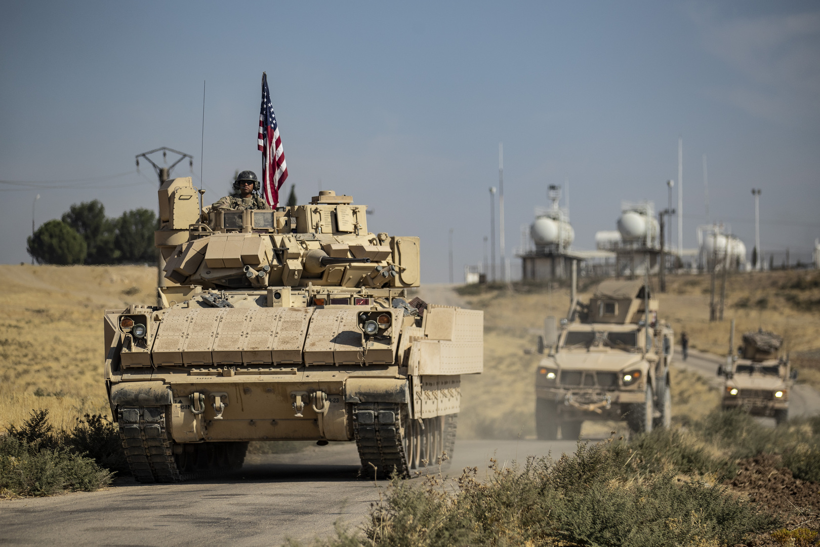 سانا: الجيش الأمريكي يرسل تعزيزات عسكرية ولوجستية إلى قواعده بريف دير الزور