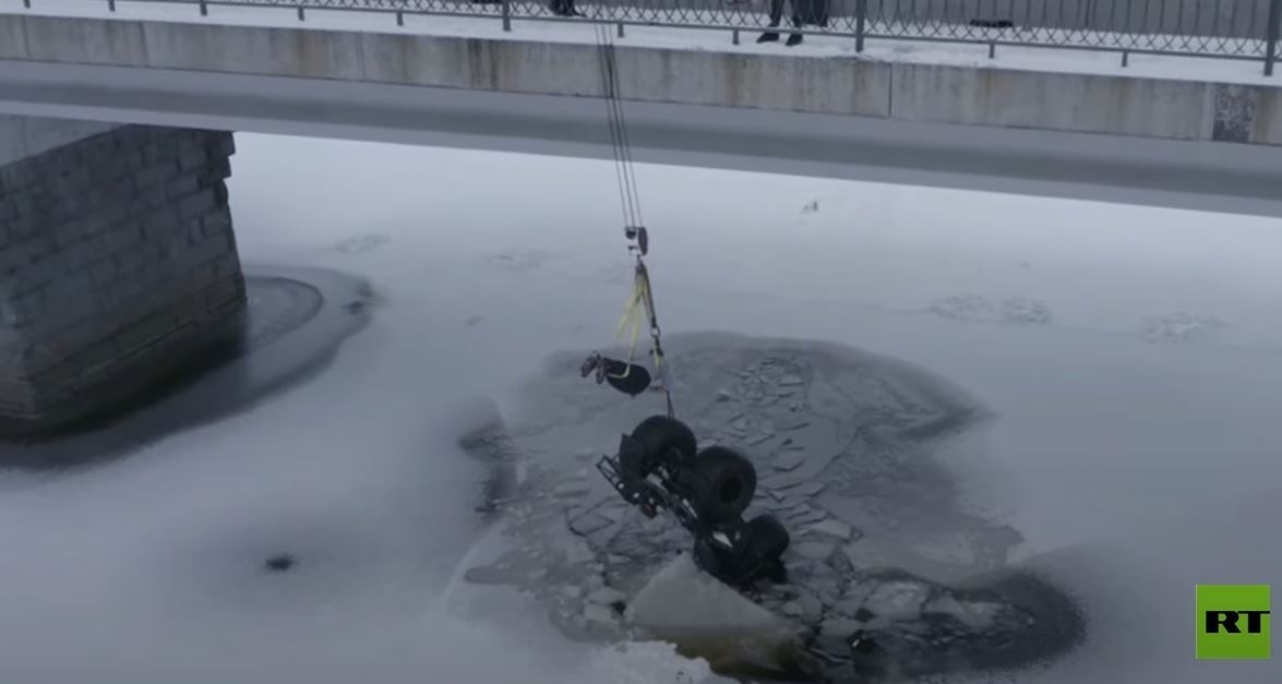 شاهد.. نجاة سائق سقط تحت الجليد بفضل دراجته