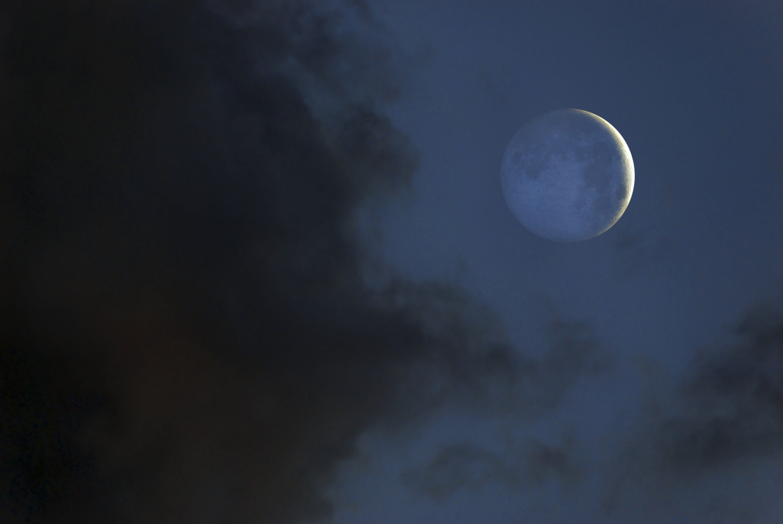 8 апреля солнечное затмение и новолуние. Луна новолуние. Новолуние фото. Новолуние фото Луны. Частичное затмение.