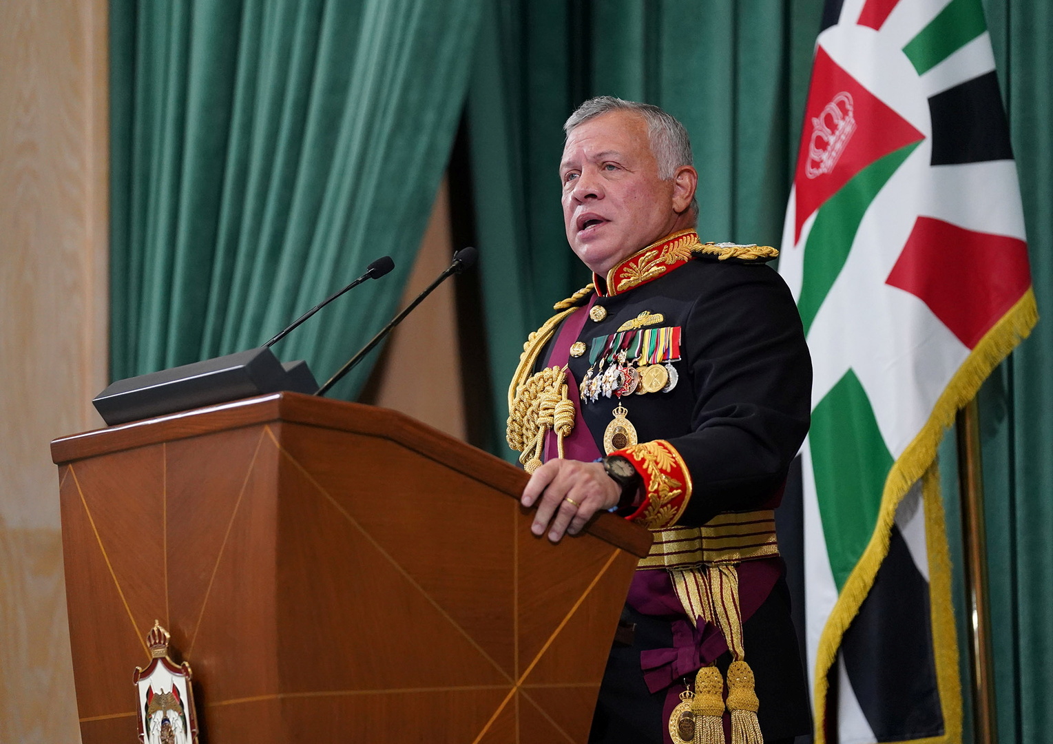 الملك الأردني يوجه الحكومة إلى فتح المدارس والقطاعات 