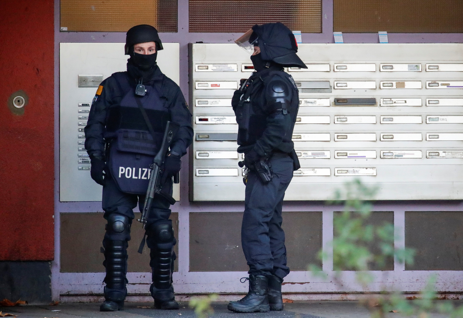 الشرطة الألمانية تفكك أوسع موقع تسوق إلكتروني في العالم لبيع المخدرات والعملات المزورة