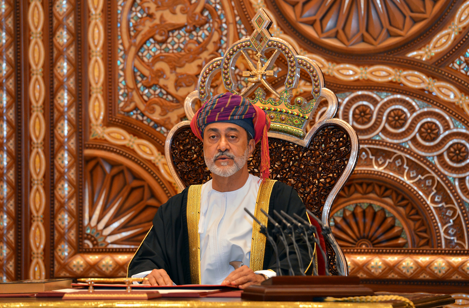 سلطنة عمان تقر مرسوم الخلافة من الحاكم إلى الابن الأكبر