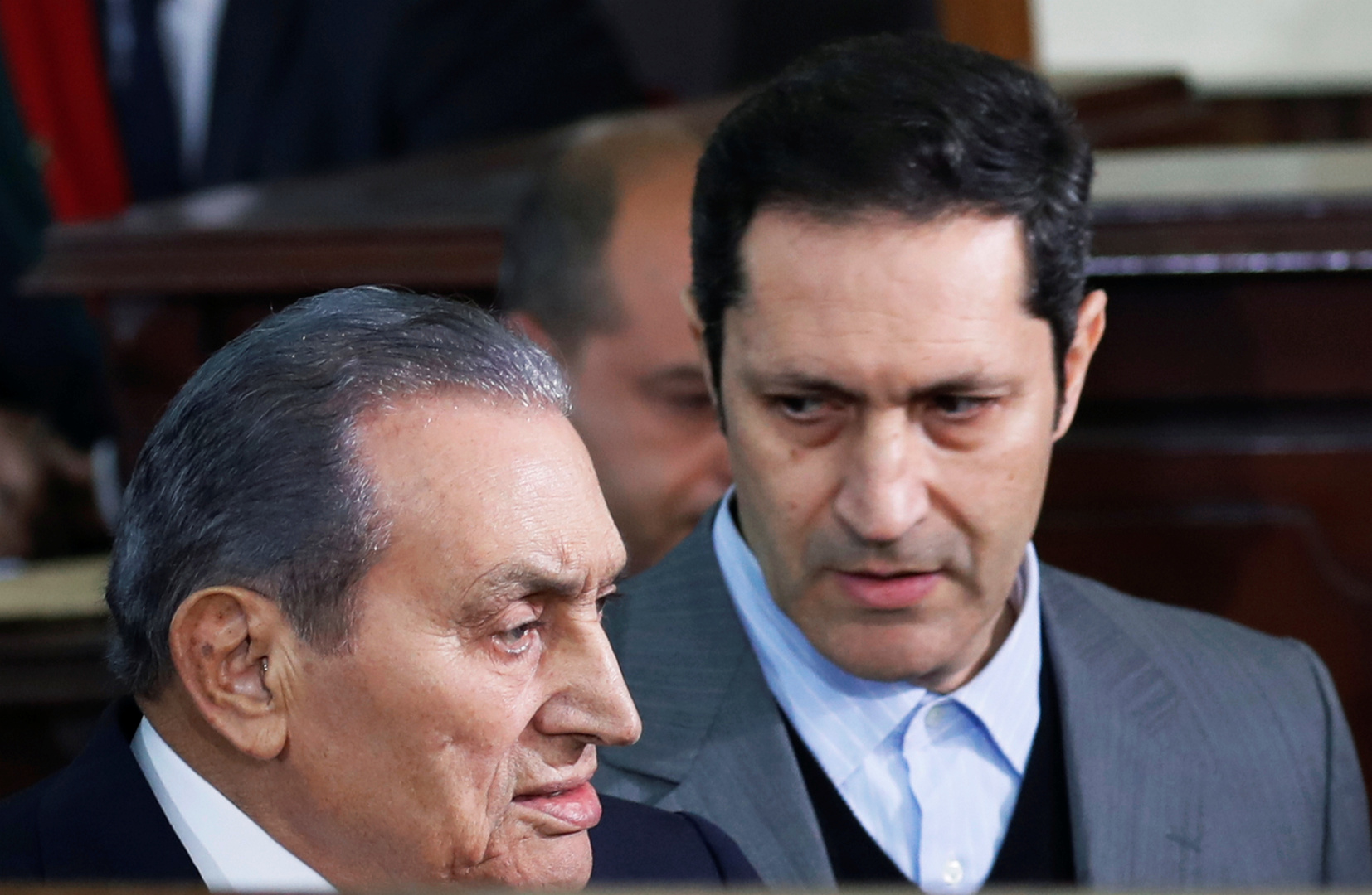 علاء حسني مبارك ينشر قرارا بريطانيا بحق أبيه وأفراد عائلته