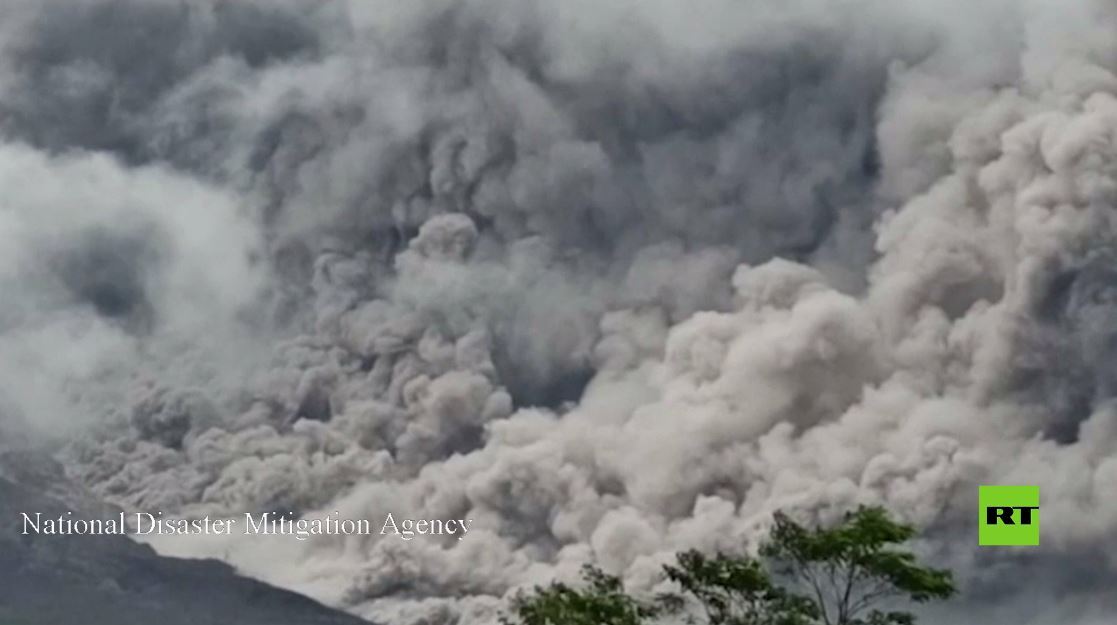 إندونيسيا.. جبل سيميرو البركاني يطلق رمادا ساخنا
