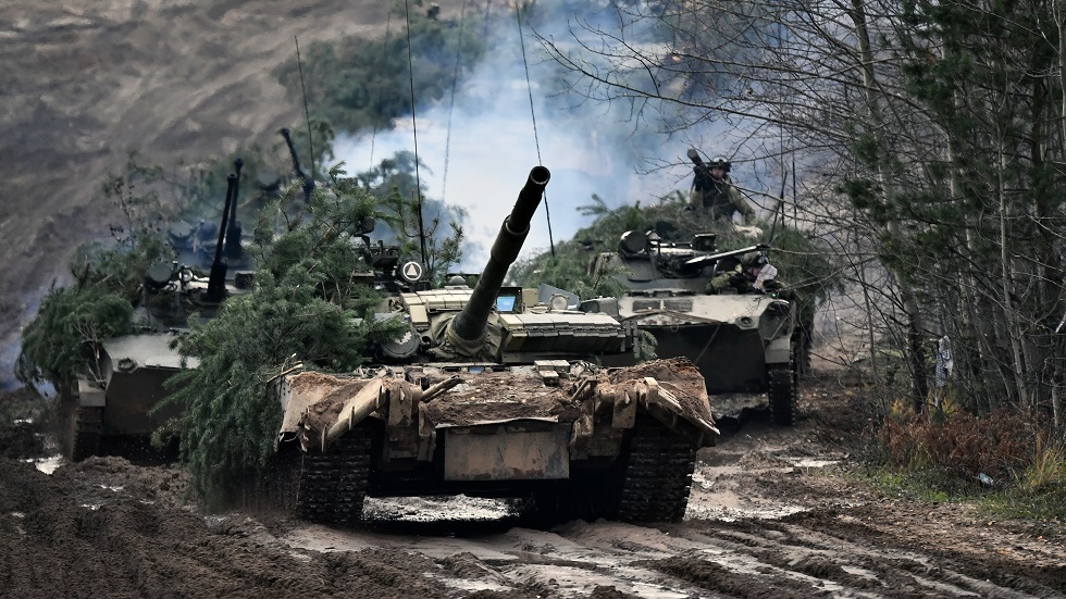 العسكريون الروس يتدربون على استخدام الدبابات للتعامل بسرعة مع العدو