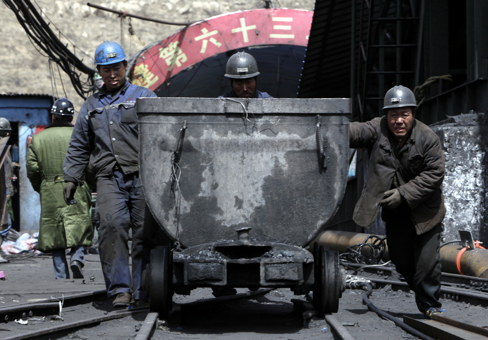 الصين تسابق الزمن لإنقاذ 22 عاملا عالقين داخل منجم منذ 9 أيام