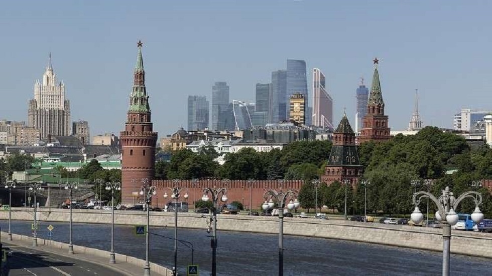 فريق بايدن يبقي على السفير الأمريكي لدى موسكو مؤقتا