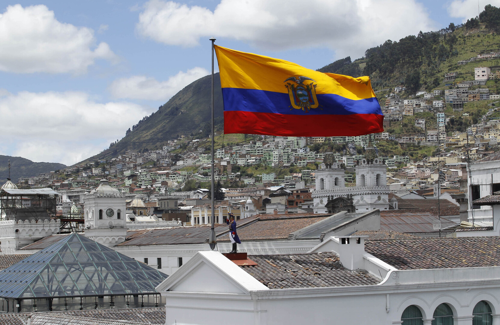 هبوط طائرة رئيس الإكوادور اضطراريا بعيد إقلاعها