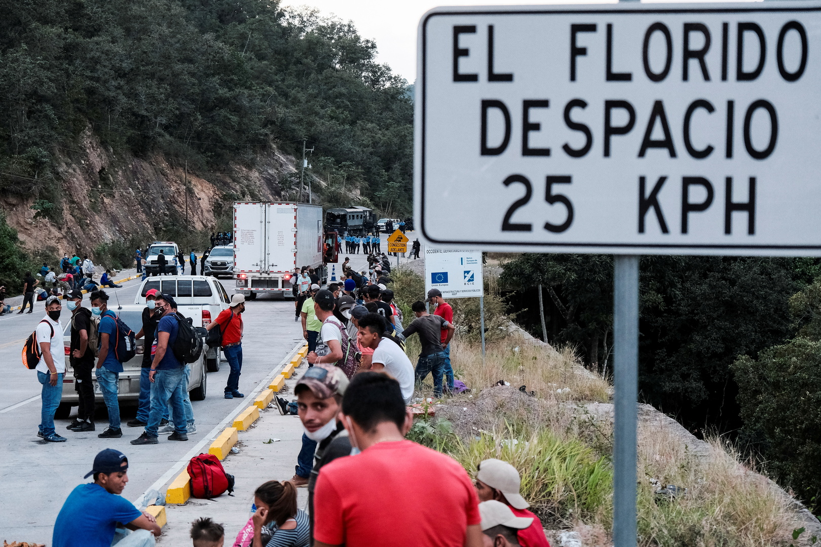 مئات الهندوراسيين يتركون قافلة المهاجرين إلى أمريكا ويعودون إلى ديارهم