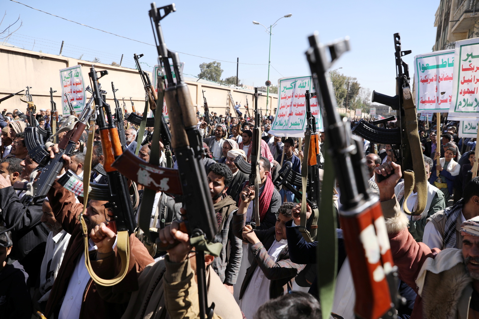 اليمن..الحوثيون يتهمون التحالف العربي بغارات على مناطق سيطرتهم في 5 محافظات