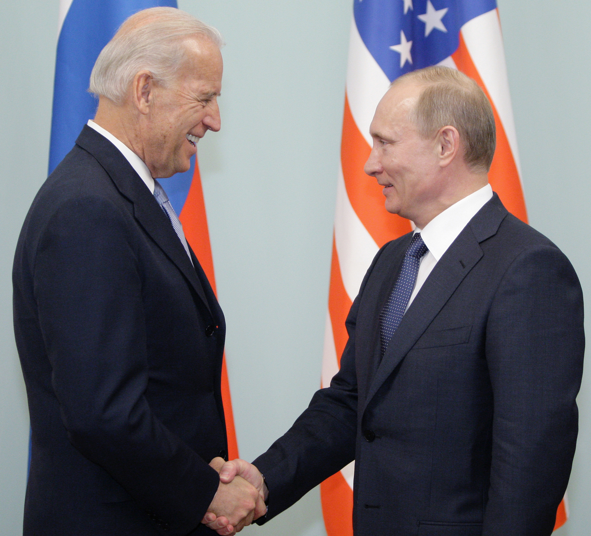 السفير الروسي في واشنطن يقيم احتمالات عقد اجتماع بين بوتين وبايدن