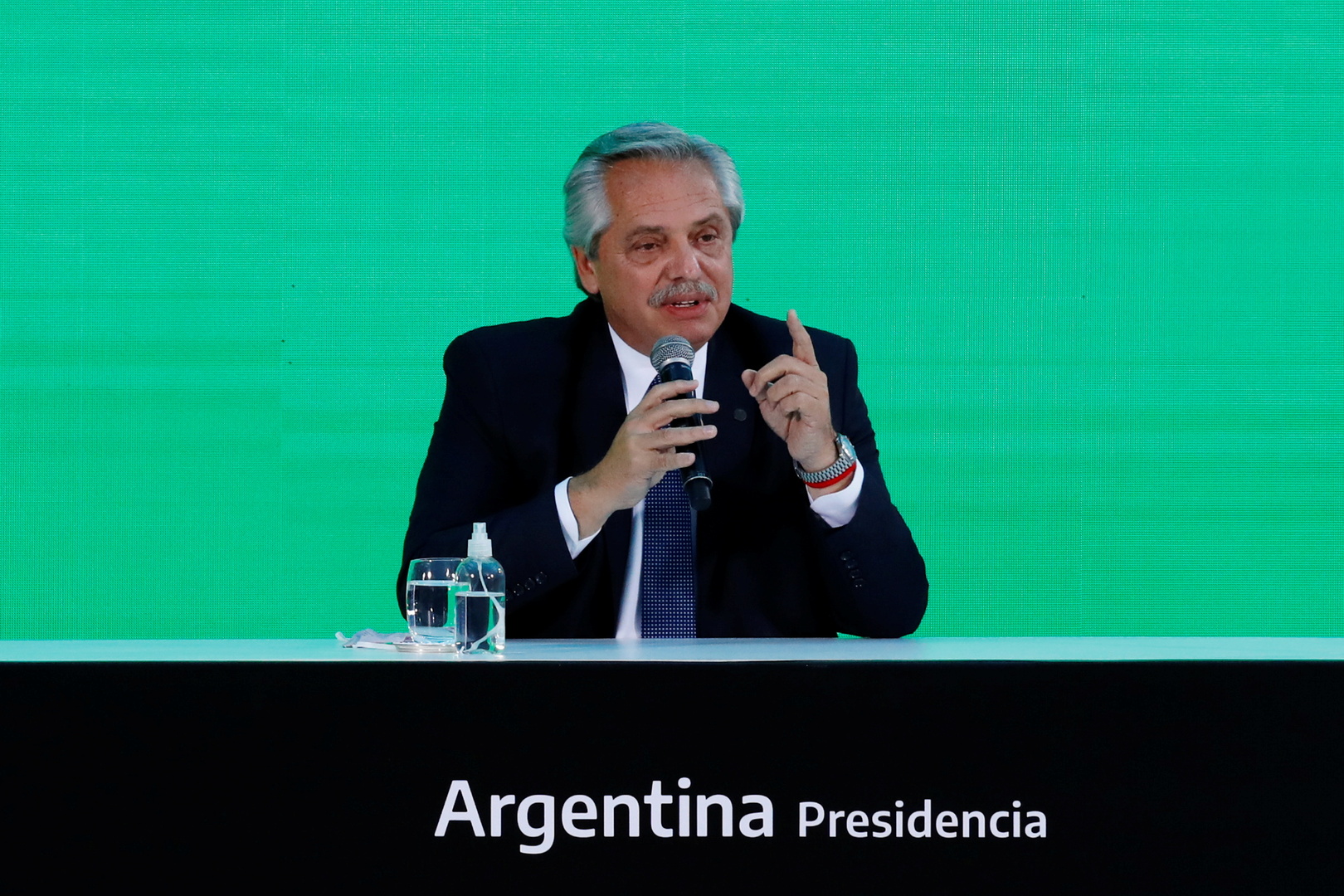 رئيس الأرجنتين يتلقى الجرعة الأولى من لقاح 