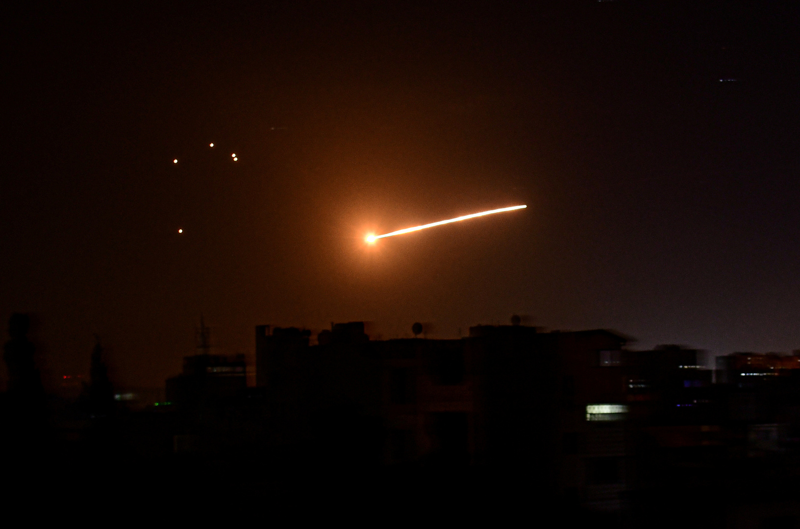 دوي انفجار بشمال غربي الأردن بالتزامن مع قصف إسرائيلي لمواقع وسط سوريا