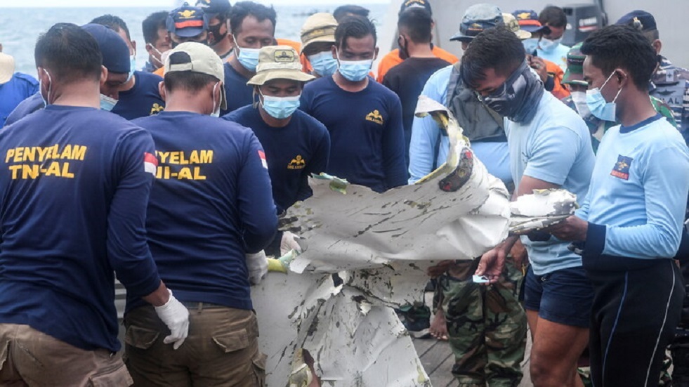 صحيفة تحدد السبب المحتمل لتحطم طائرة بوينغ 500 -737 في إندونيسيا