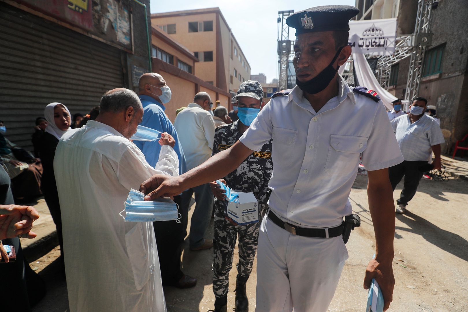 مصر: ضبط 14851 شخصا لعدم ارتدائهم الكمامات