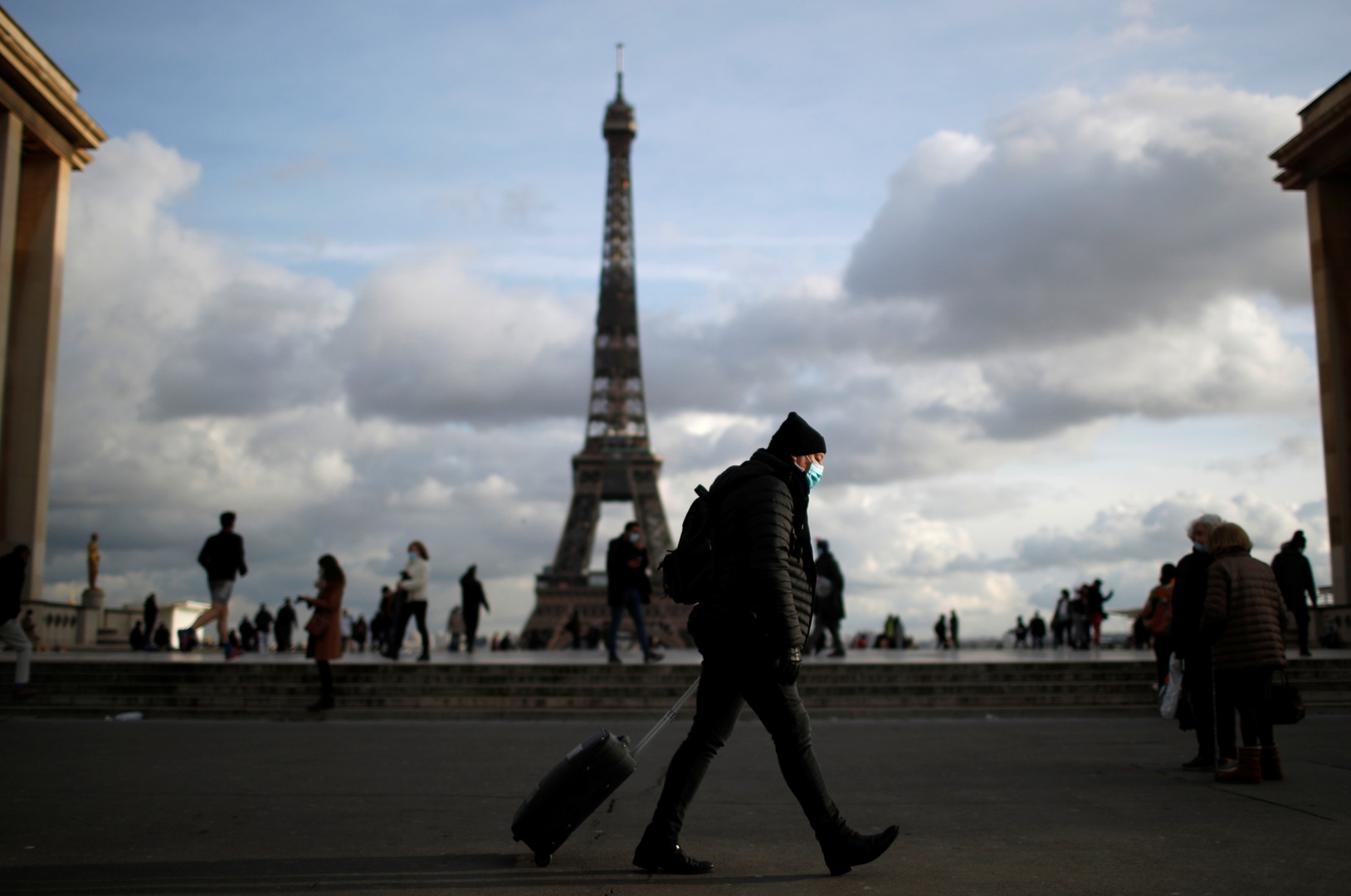 فرنسا: قد نلجأ إلى حجر صحي شامل لخفض عدد الإصابات بكورونا