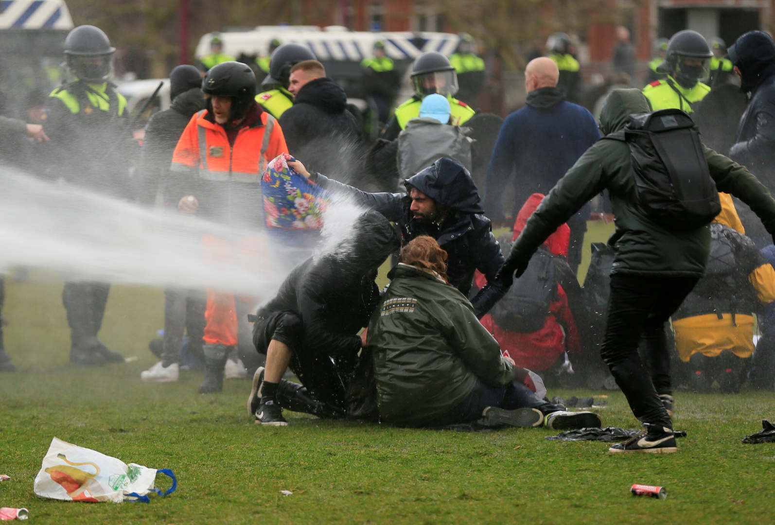 هولندا.. مواجهات مع الشرطة وأعمال نهب خلال مظاهرات ضد حظر التجول