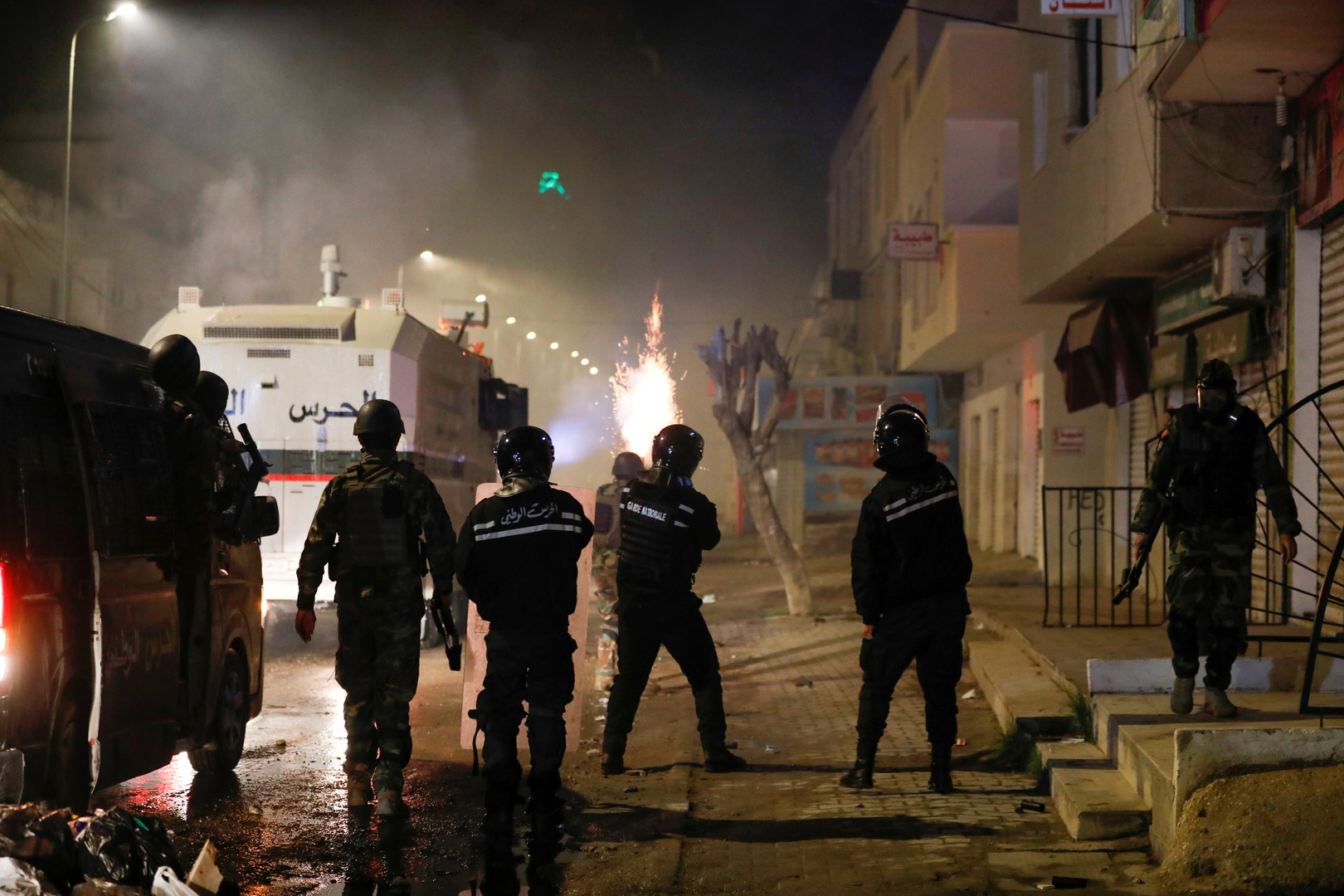 اندلاع احتجاجات جديدة في تونس بعد وفاة محتج متأثرا بإصابته في اشتباكات مع الشرطة
