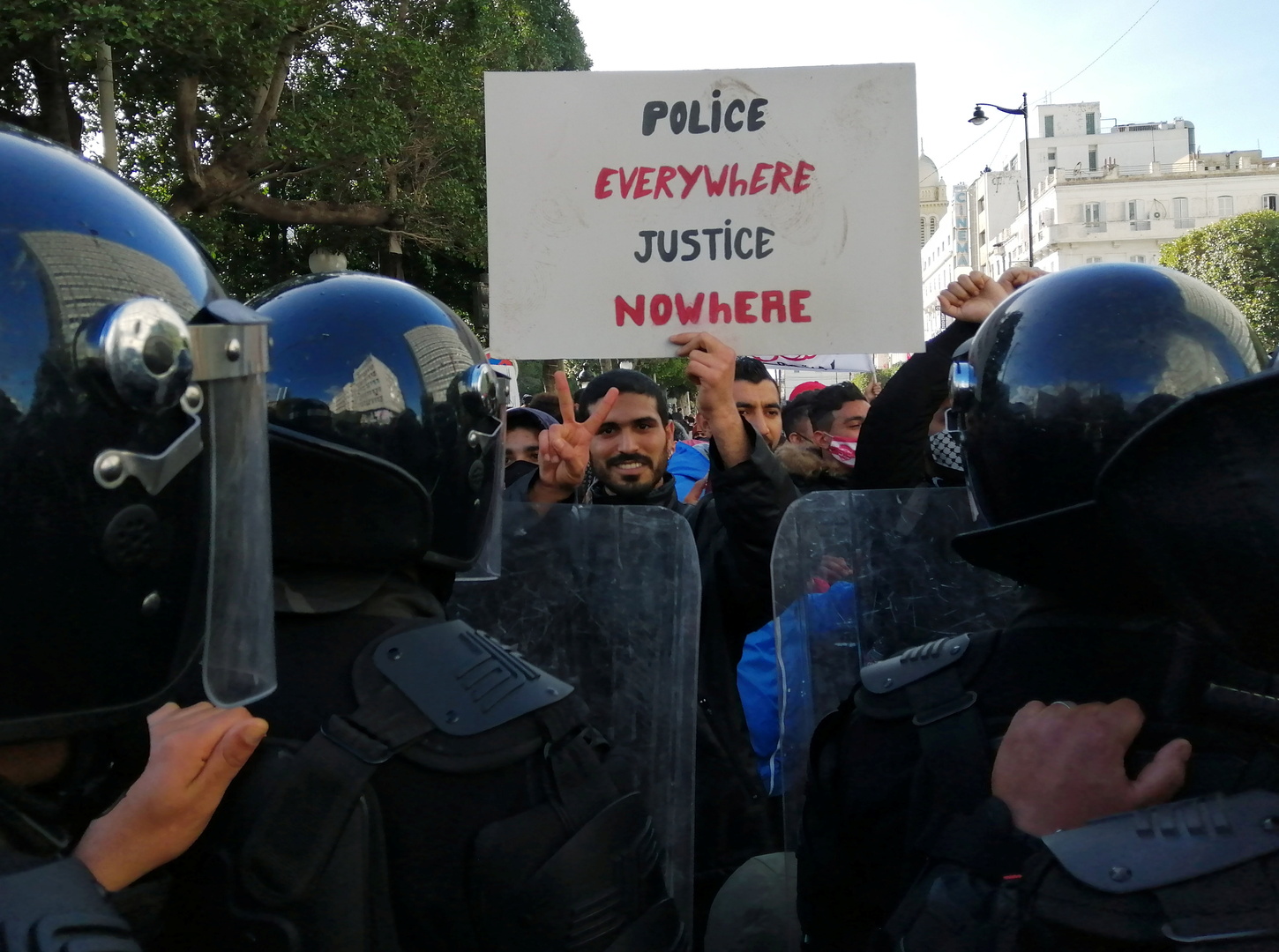 احتجاجات في تونس والأمن يغلق الطرق المؤدية إلى مجلس النواب