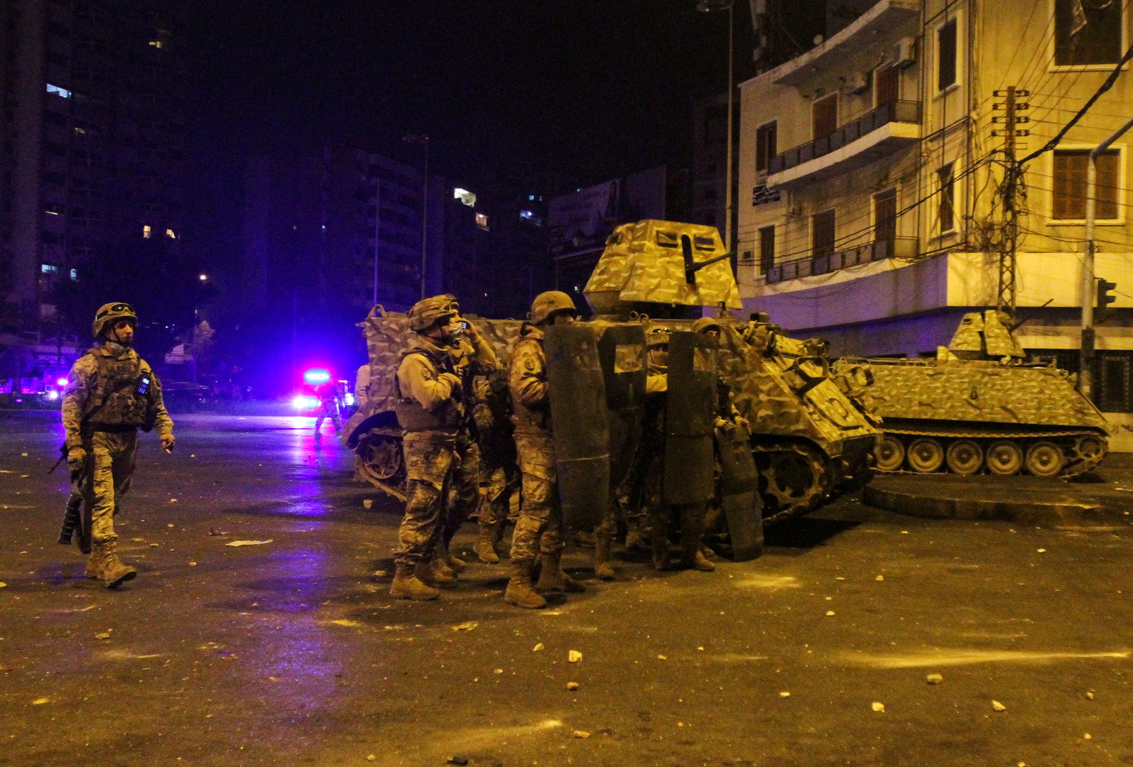 لبنان..إصابة أكثر من 30 عسكريا جراء الاحتجاجات في مدينة طرابلس