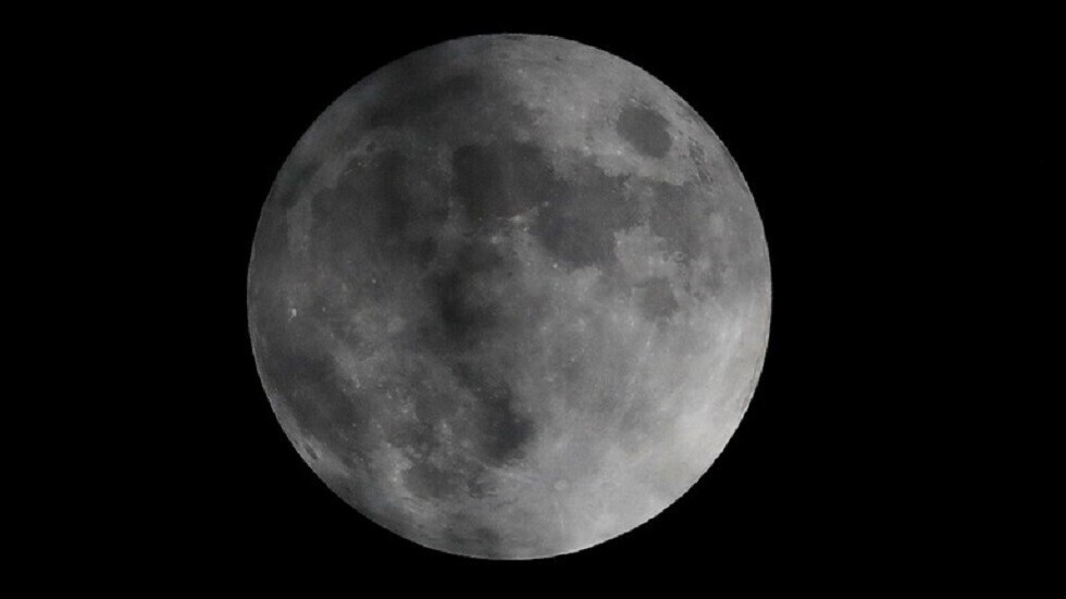 رصد ظاهرة نادرة للقمر محاطا بهالة قوس قزح سماوي (صورة)