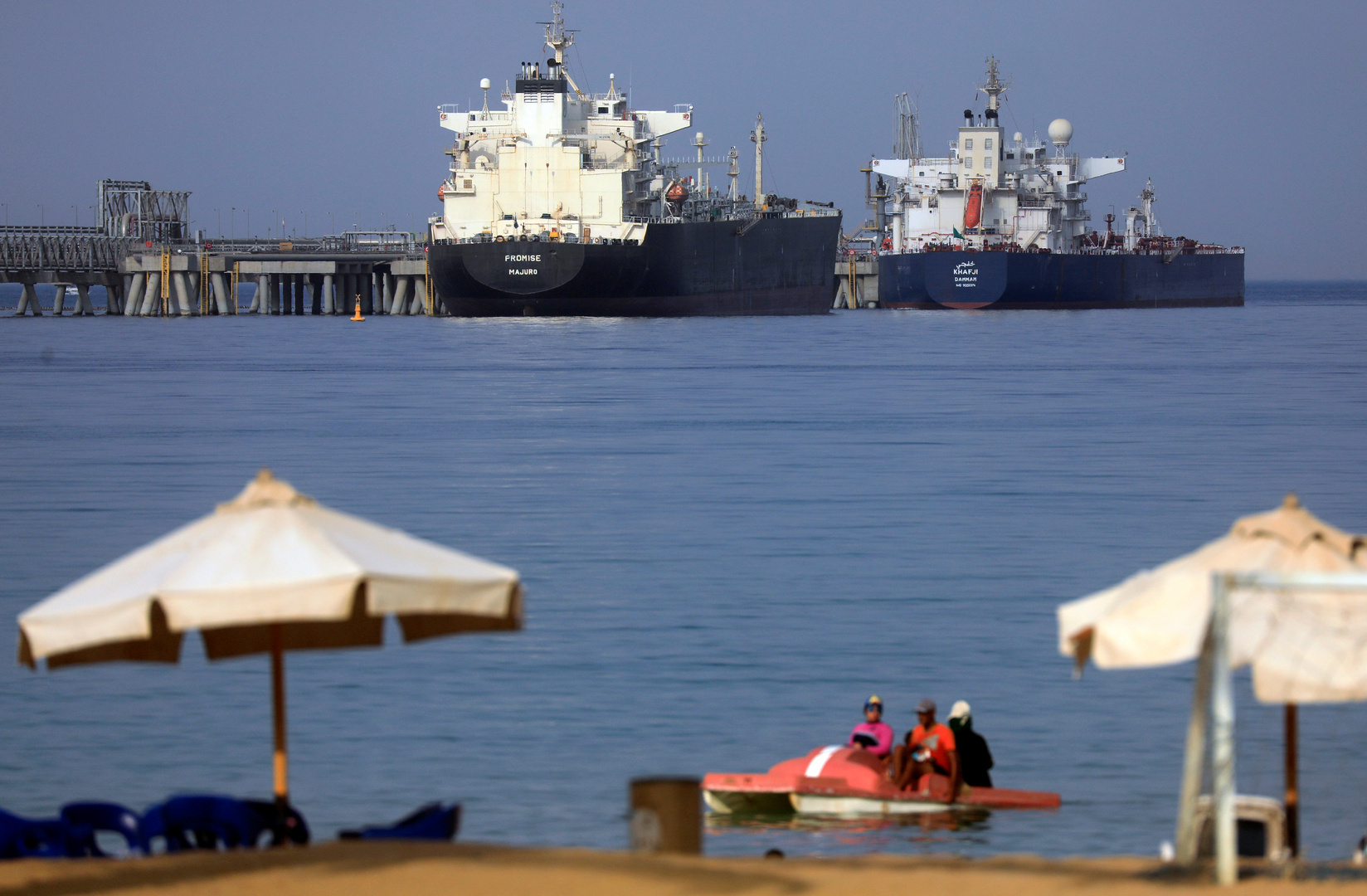 الحكومة المصرية تصدر بيانا بعد أنباء عن اصطدام سفينتين في قناة السويس