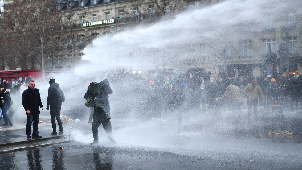 إصابة مراسل RT الفرنسية أثناء تغطيته احتجاجات باريس