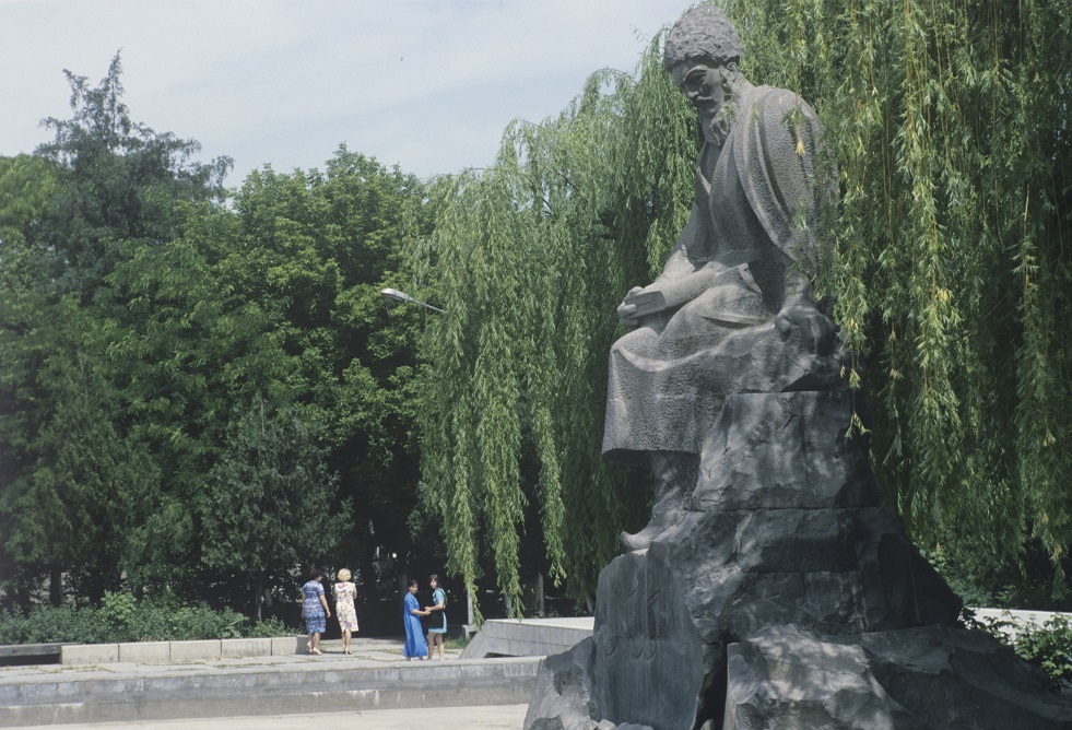 تركمانستان.. تمثال بارتفاع 60 مترا للشاعر مخدومقلي فراغي