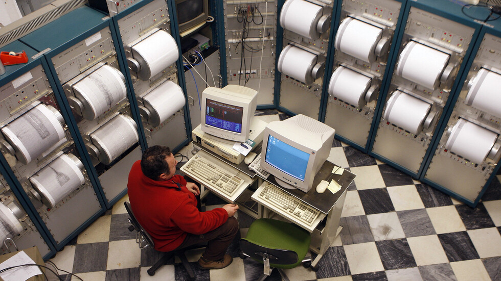 الأرض تهتز مجددا في غرناطة.. 740 هزة أرضية خلال أسبوع تثير قلق السكان