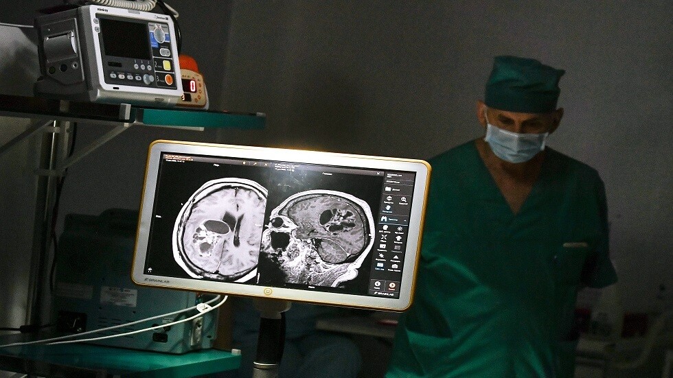 أطباء بطرسبورغ يجرون عملية جراحية باستخدام نظارة الواقع المعزز