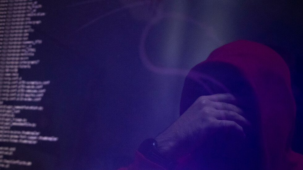 FBI يحذر من قرصنة الصين لأبحاث كورونا