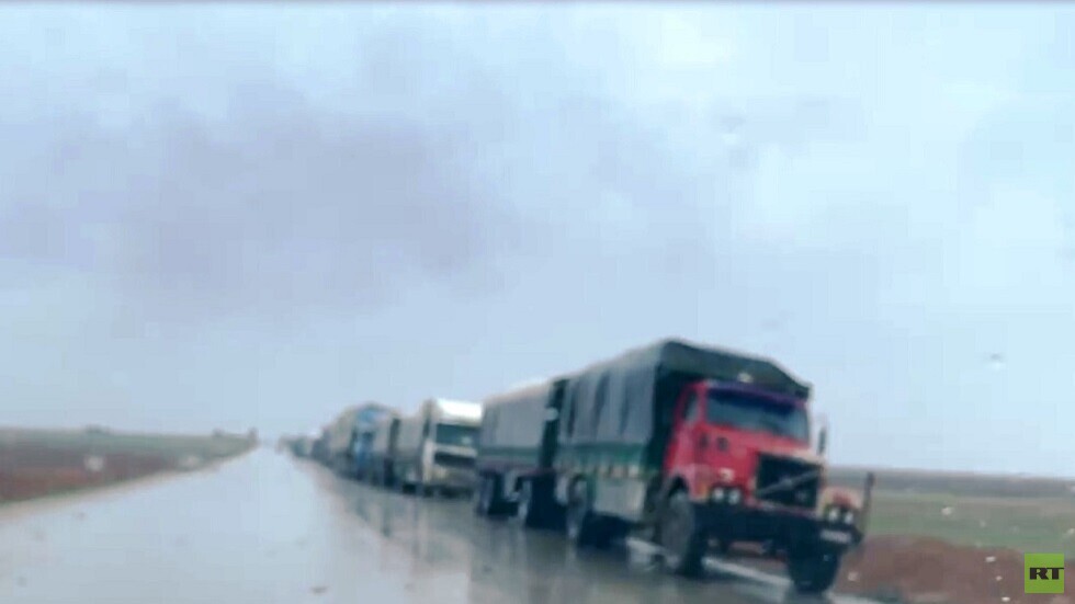 سوريا.. 80 شاحنة محملة بالمساعدات الإنسانية عالقة غربي مدينة القامشلي (فيديو)