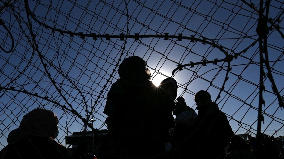 مصر.. ألسنة اللهب تلتهم عقار الجيزة لليوم الثالث على التوالي ومخاوف من انهياره (صور + فيديو)