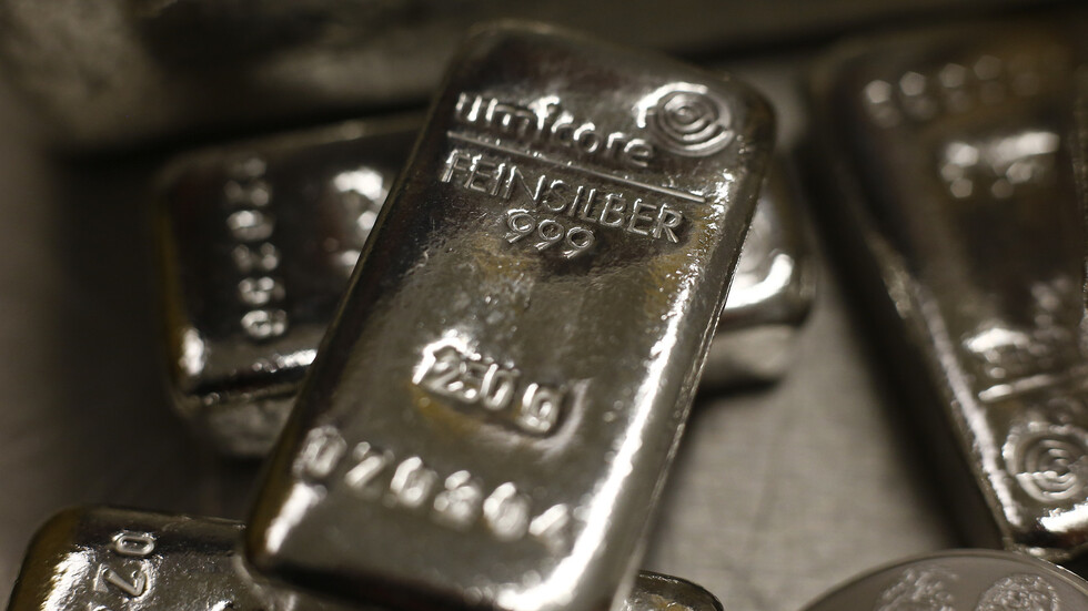 الفضة تنخفض عن ذروة 8 سنوات مع خسارة موجة صعود قوية