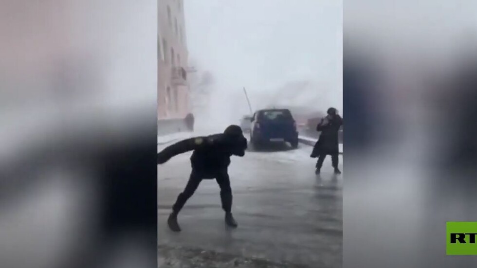 شاهد.. سكان شرقي روسيا يقاومون سوء الأحوال الجوية