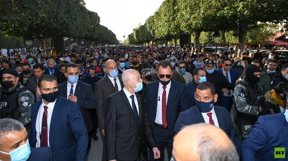 في جولة غير معلنة.. الرئيس التونسي يزور وزارة الداخلية ويطوف في شارع بورقيبة