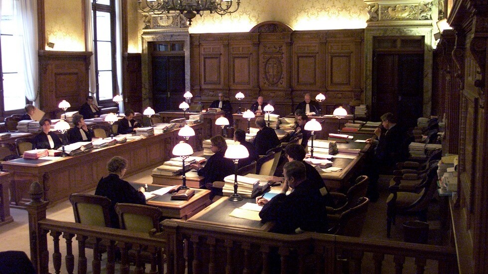 الادعاء الفرنسي يطالب بحبس رئيس وزراء أسبق ترأس الحكومة في تسعينات القرن الماضي