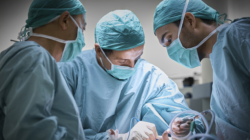 "فرصة جديدة للحياة".. إجراء عملية زرع مزدوجة نادرة لمنح رجل وجها جديدا ويدين