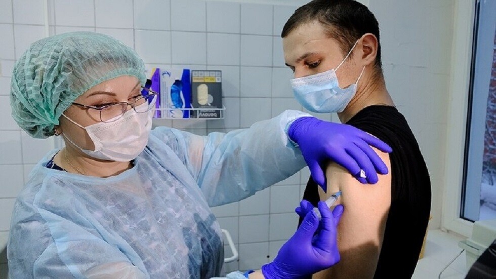 أخصائي مناعة يدحض الأوهام حول التطعيم