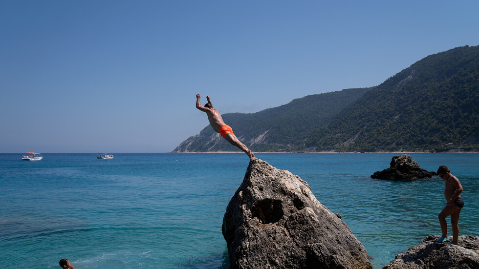 تقارير: إسرائيل واليونان تعملان على اتفاقية تتيح السفر المتبادل لمن طعّموا ضد كورونا