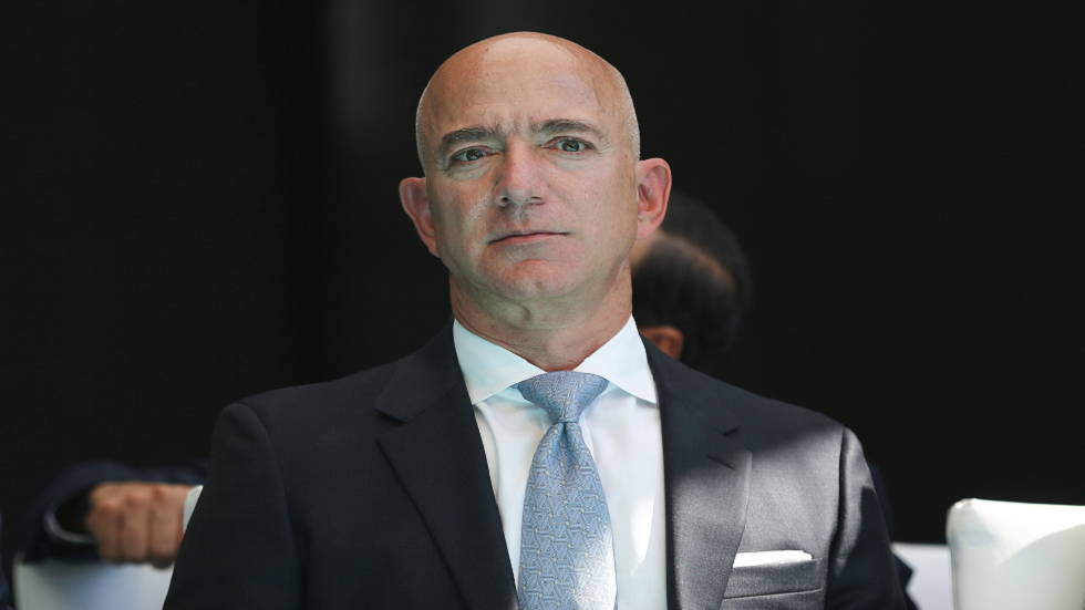 ما مدى ثراء رئيس أمازون السابق مقارنة بمنافسين أمثال إيلون ماسك ومارك زوكربيرغ وغيرهما؟