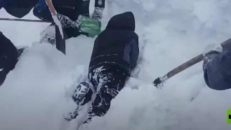 إنقاذ طفل عالق تحت انهيار ثلجي