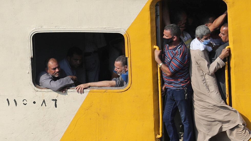 مصر.. خروج قطار عن القضبان دون خسائر بشرية (صور)