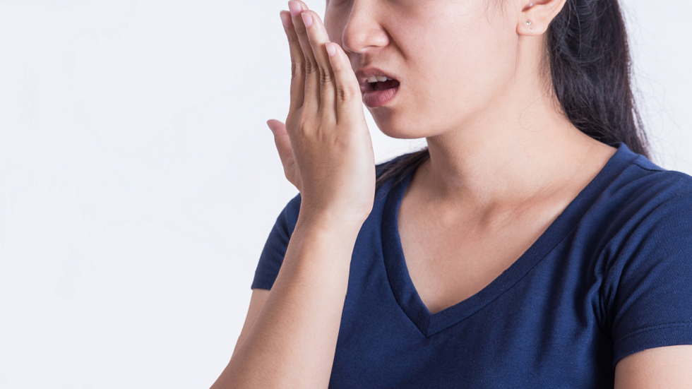 مكوّن شائع يساعد في التخلص من رائحة الفم الكريهة وتحسين الصحة العامة!